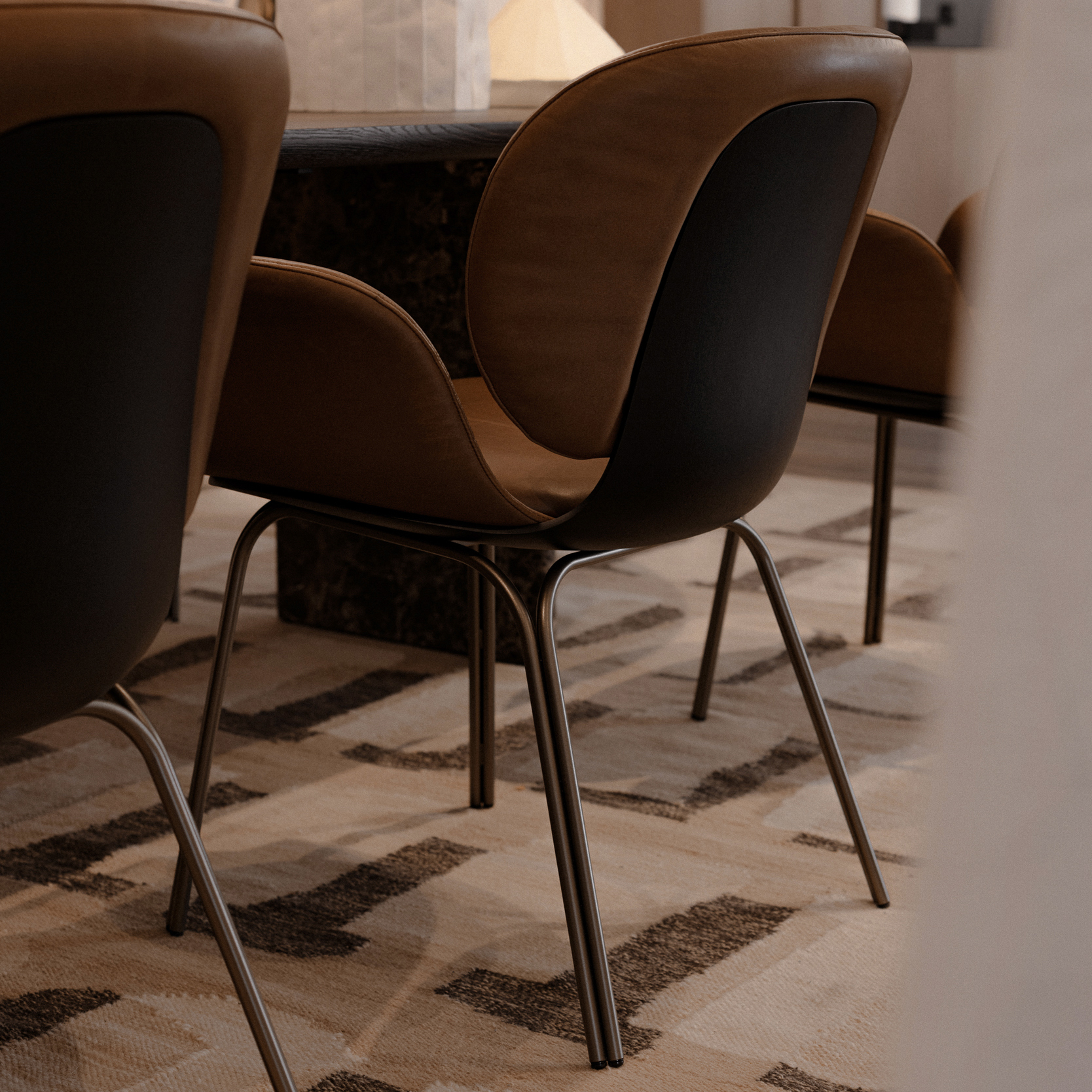 Ivy Armchair - Leder Adora Muscat - Stahlgestell 1.8 Bronze Lasur 